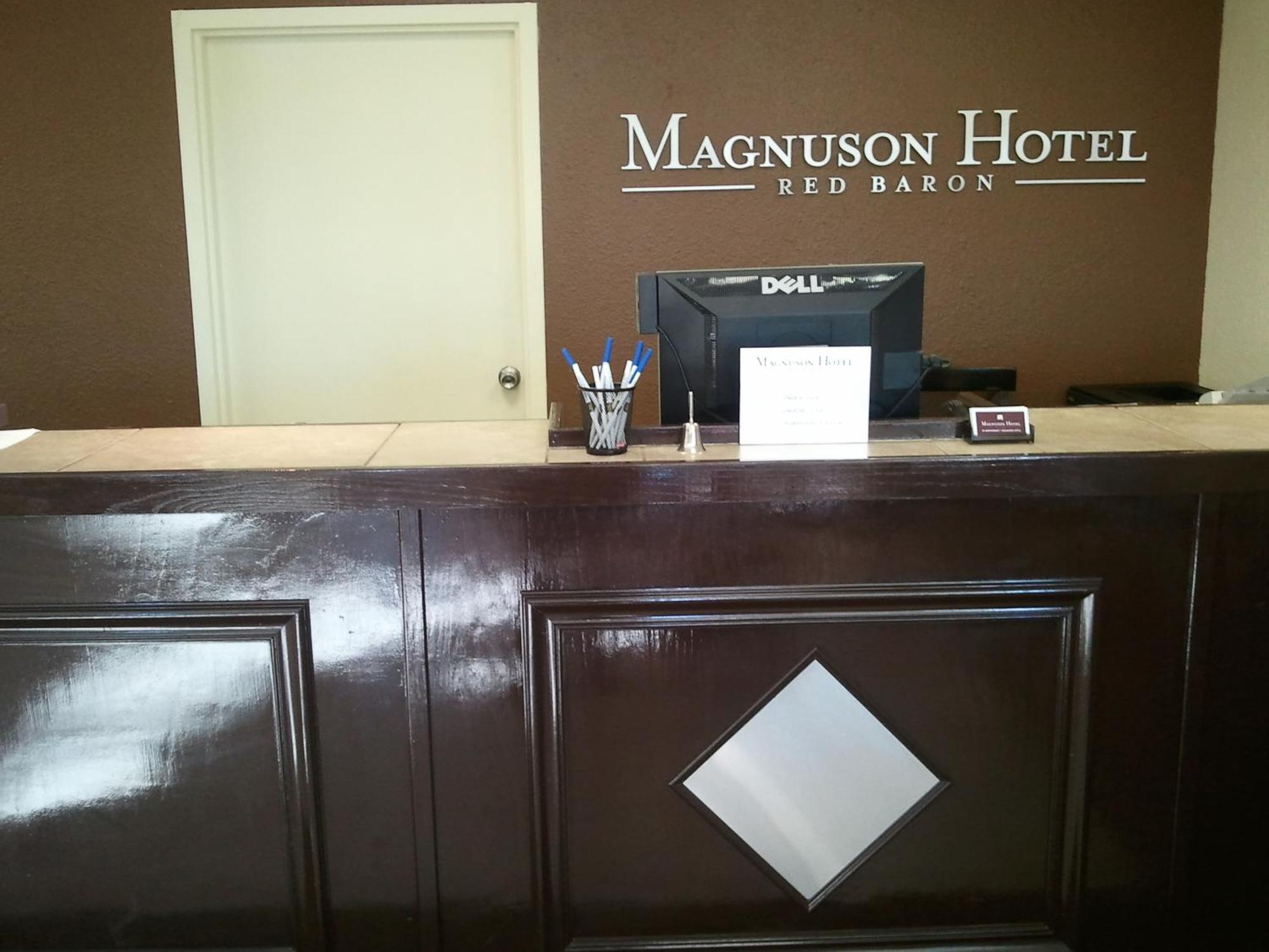 Magnuson Hotel Red Baron Гарден-Сити Экстерьер фото