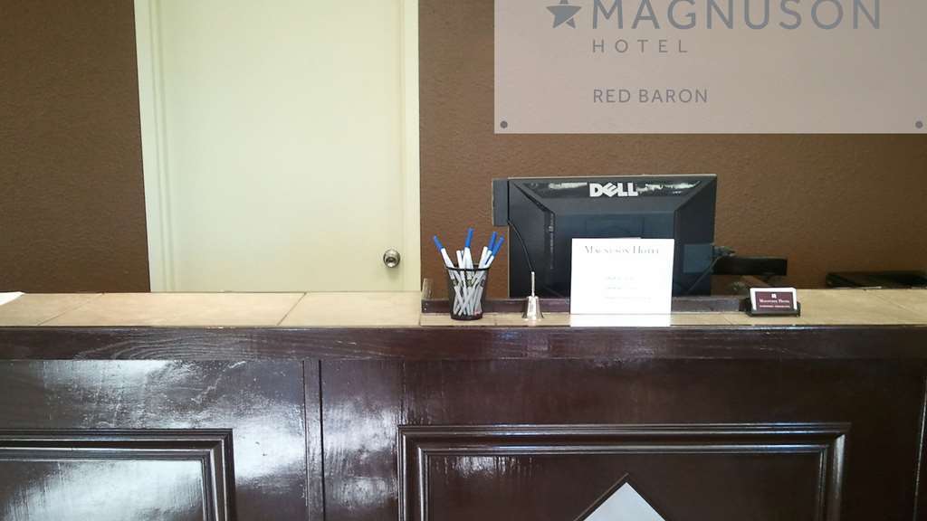 Magnuson Hotel Red Baron Гарден-Сити Интерьер фото